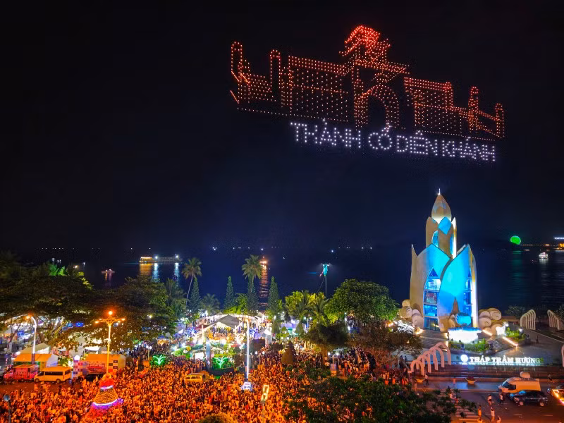 Khoảnh khắc ánh sáng nghệ thuật trên bầu trời đêm Nha Trang huyền ảo. (Ảnh: NGỌC HÒA)