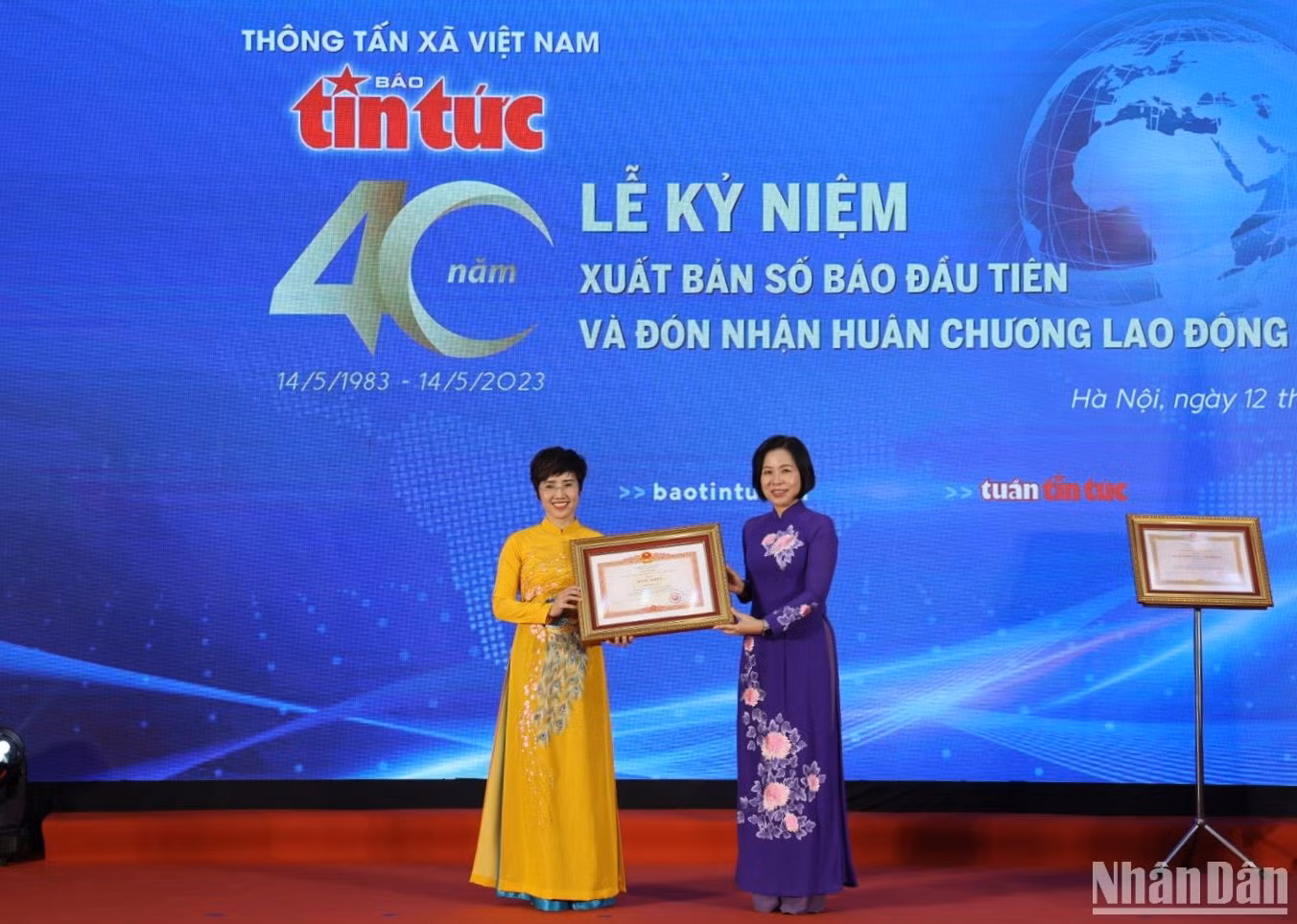 Đồng chí Vũ Việt Trang, Bí thư Đảng ủy, Tổng Giám đốc, Chủ tịch Liên chi hội Nhà báo TTXVN, thừa ủy quyền của Thủ tướng Chính phủ đã trao Bằng khen của Thủ tướng Chính phủ cho đồng chí Ninh Hồng Nga, Tổng Biên tập Báo Tin tức. Đồng chí Vũ Việt Trang, Bí thư Đảng ủy, Tổng Giám đốc, Chủ tịch Liên chi hội Nhà báo TTXVN, thừa ủy quyền của Thủ tướng Chính phủ đã trao Bằng khen của Thủ tướng Chính phủ cho đồng chí Ninh Hồng Nga, Tổng Biên tập Báo Tin tức.