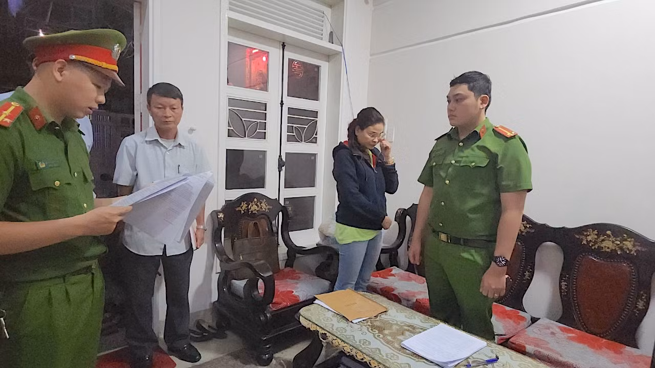 Cơ quan Công an đọc lệnh bắt Lâm Thị Hồng Tâm. (Ảnh: Công an cung cấp) Cơ quan Công an đọc lệnh bắt Lâm Thị Hồng Tâm. (Ảnh: Công an cung cấp)