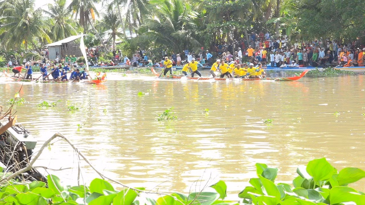 Các đội đua ghe ngo tranh tài. Các đội đua ghe ngo tranh tài.