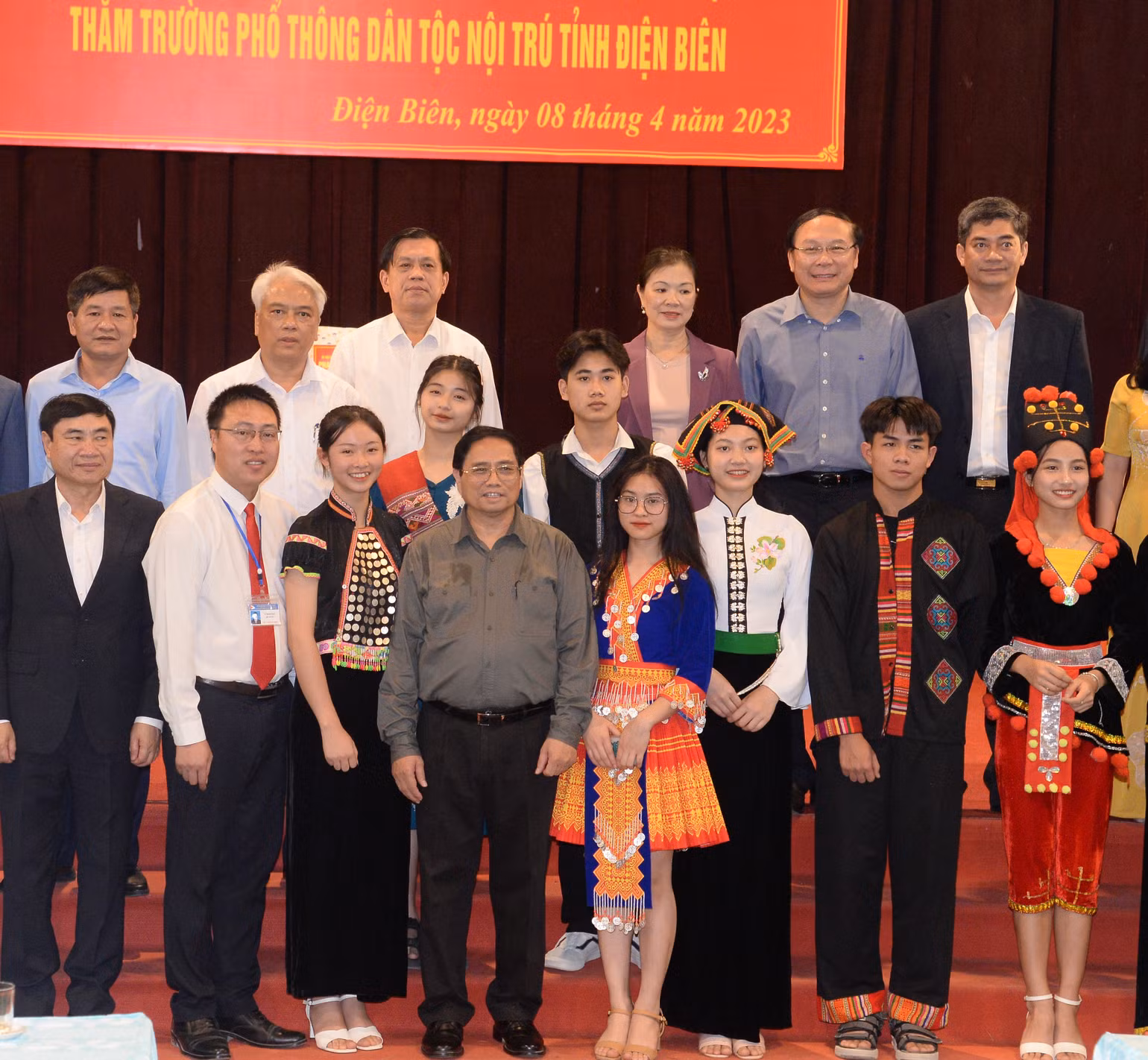 Thủ tướng Phạm Minh Chính và các đồng chí lãnh đạo chụp ảnh lưu niệm với các học sinh Trường Phổ thông dân tộc nội trú tỉnh Điện Biên