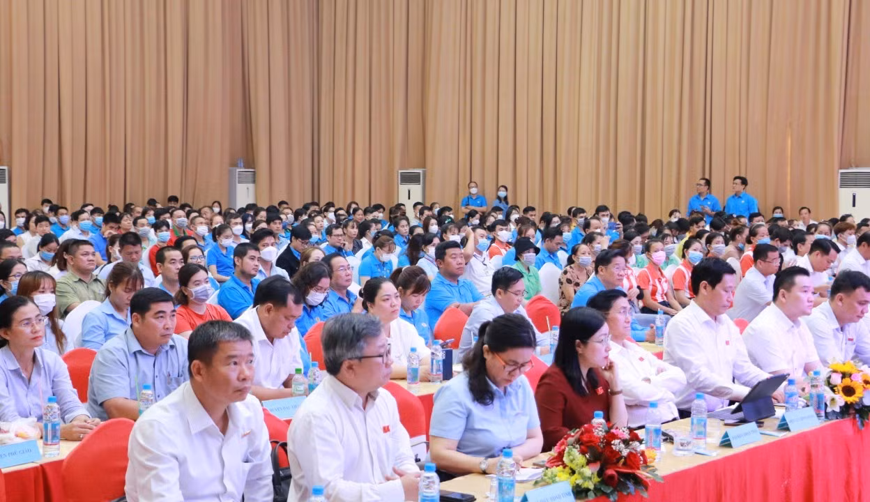 Đại diện các cơ quan, ban ngành, công đoàn cơ sở và công nhân lao động tại hội nghị. Đại diện các cơ quan, ban ngành, công đoàn cơ sở và công nhân lao động tại hội nghị.