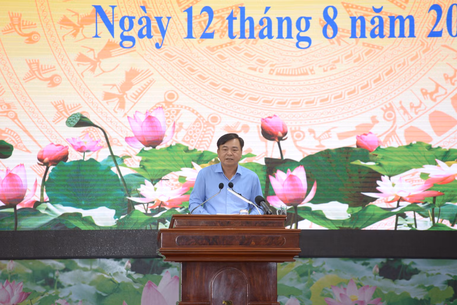 Lãnh đạo Bộ Nông nghiệp và Phát triển nông thôn báo cáo tại cuộc họp.