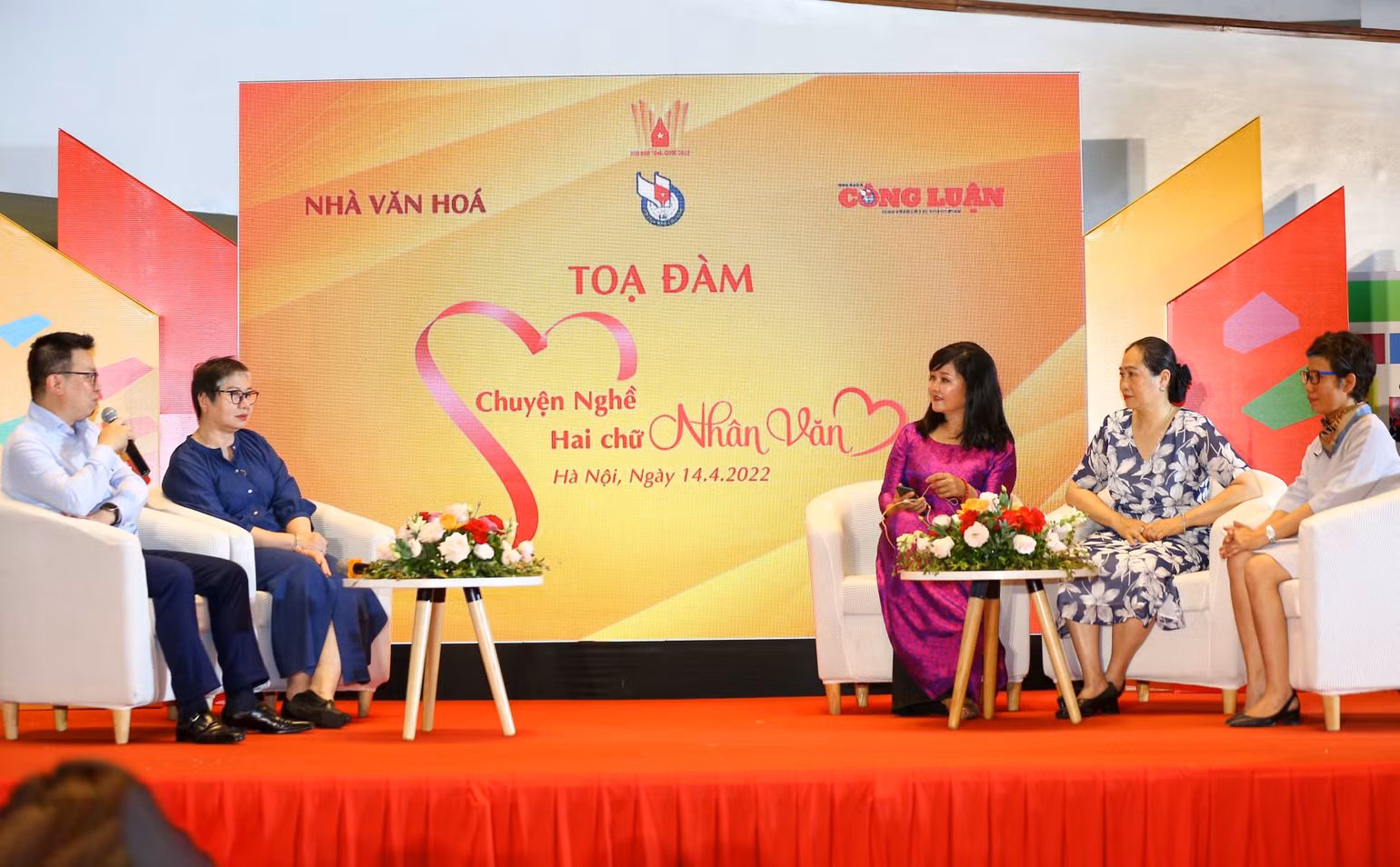 Tọa đàm "Chuyện nghề: Hai chữ nhân văn" tại Hội Báo toàn quốc năm 2022. Tọa đàm "Chuyện nghề: Hai chữ nhân văn" tại Hội Báo toàn quốc năm 2022.