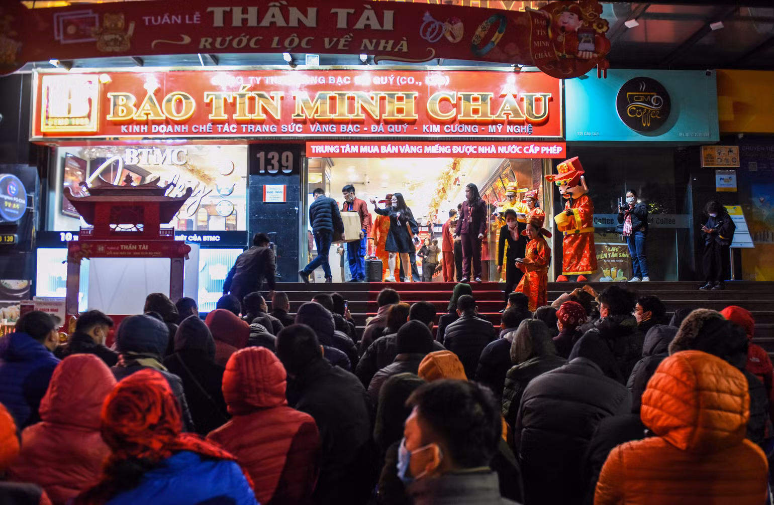 Rất đông khách hàng xếp hàng từ 5 giờ sáng để mua vàng trong ngày vía Thần Tài. (Ảnh: Thành Đạt)