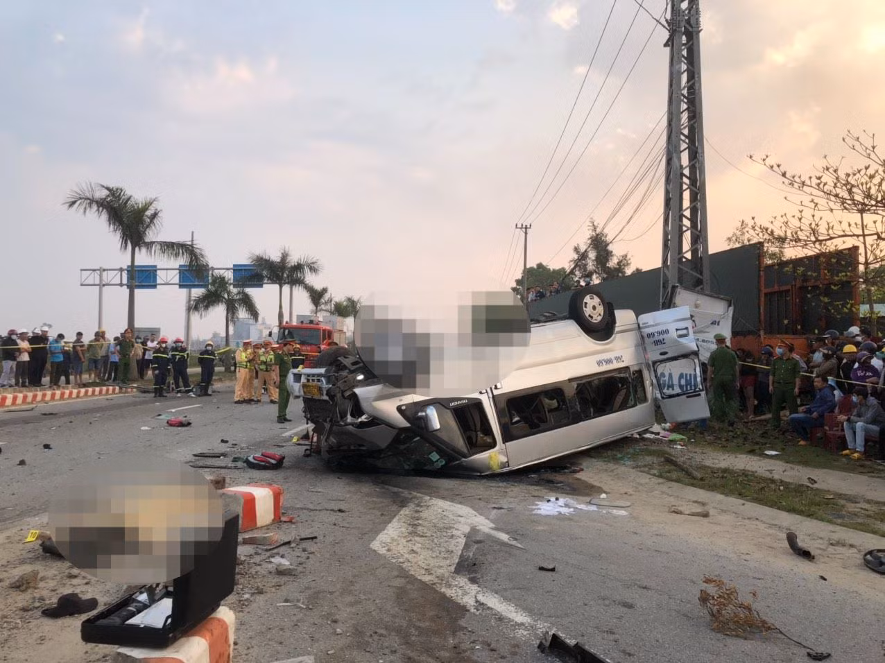 Hiện trường vụ tai nạn tại Quảng Nam sáng sớm 14/2. Hiện trường vụ tai nạn tại Quảng Nam sáng sớm 14/2.