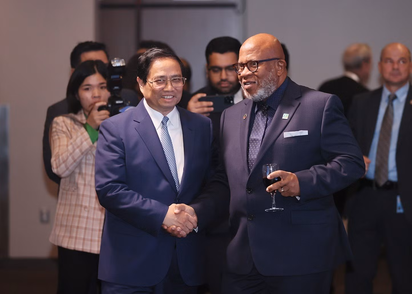 Thủ tướng Phạm Minh Chính với Chủ tịch Đại Hội đồng Liên hợp quốc khóa 78 Dennis Francis dự chiêu đãi kỷ niệm 78 năm Quốc khánh và 46 năm Việt Nam gia nhập Liên hợp quốc. (Ảnh: Dương Giang/TTXVN)