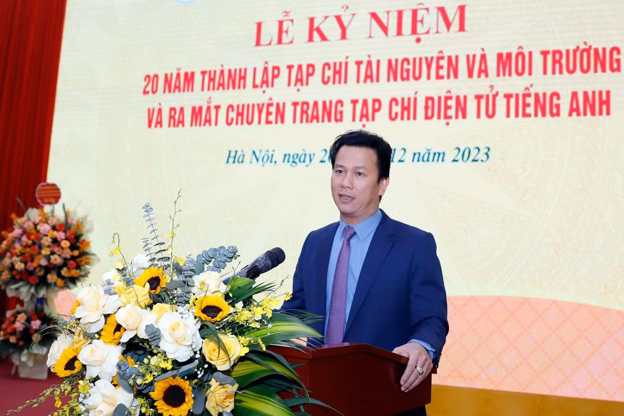 Đồng chí Đặng Quốc Khánh, Bộ trưởng Tài nguyên và Môi trường ghi nhận, biểu dương và nhiệt liệt chúc mừng những kết tập thể lãnh đạo, phóng viên, biên tập viên của Tạp chí đạt được trong 20 năm qua.