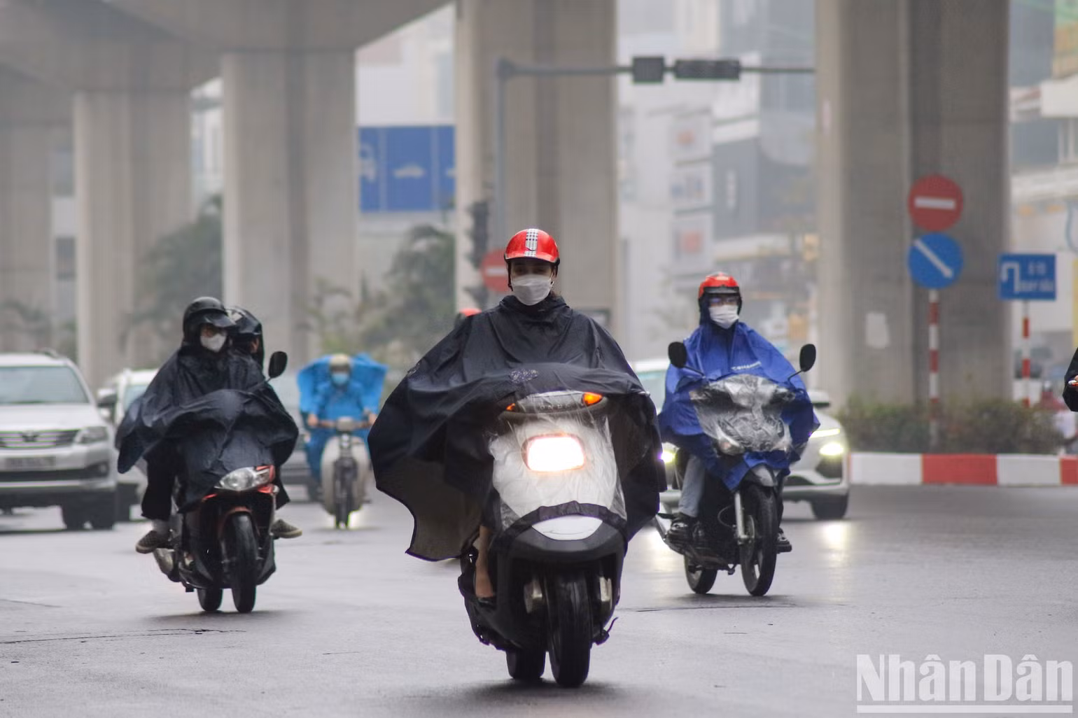 Người dân ra đường cần theo dõi chất lượng không khí và tự trang bị khẩu trang để bảo vệ sức khỏe trong kiểu hình thời tiết hiện tại. Người dân ra đường cần theo dõi chất lượng không khí và tự trang bị khẩu trang để bảo vệ sức khỏe trong kiểu hình thời tiết hiện tại.