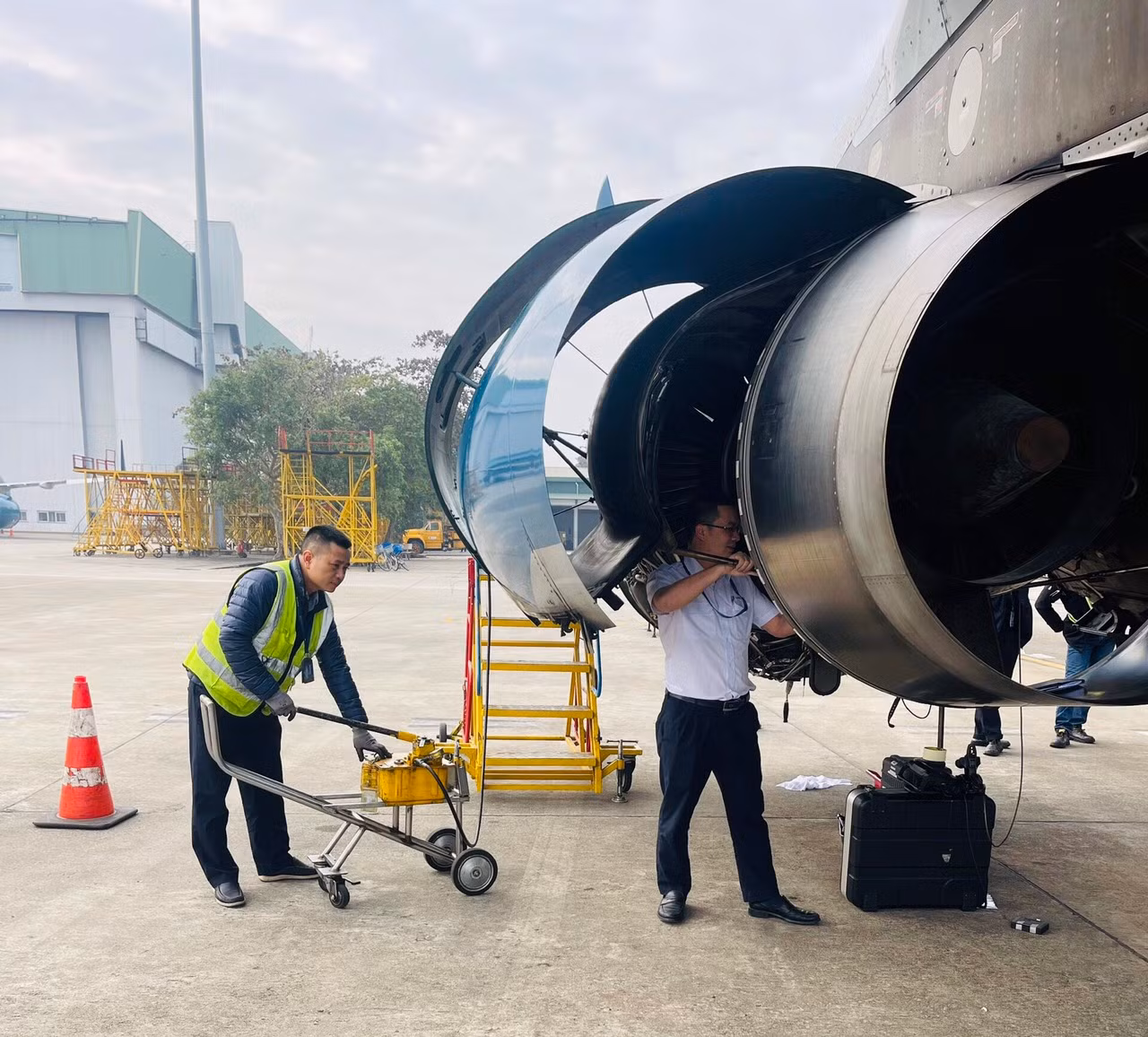 Kỹ sư Nguyễn Như Nam (áo trắng) thực hiện nhiệm vụ bảo dưỡng động cơ máy bay. Kỹ sư Nguyễn Như Nam (áo trắng) thực hiện nhiệm vụ bảo dưỡng động cơ máy bay.