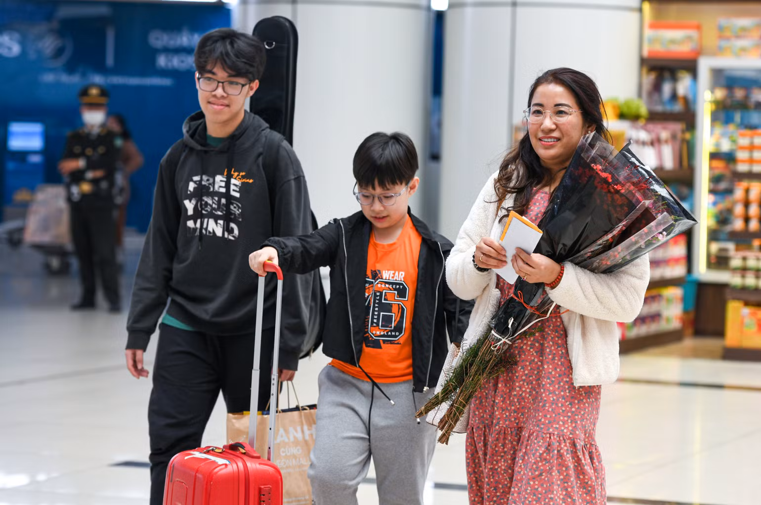 Hoa tươi miền bắc theo cánh máy bay vào miền nam đón Tết. (Ảnh: Thành Đạt) Hoa tươi miền bắc theo cánh máy bay vào miền nam đón Tết. (Ảnh: Thành Đạt)