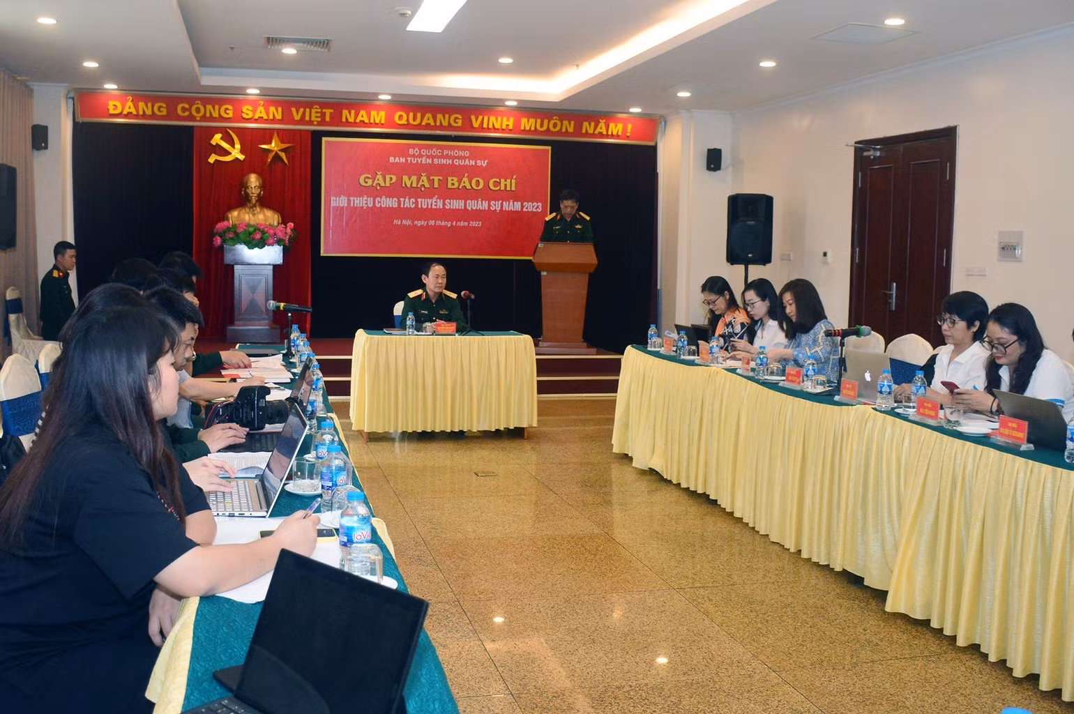 Quang cảnh buổi gặp mặt. Quang cảnh buổi gặp mặt.