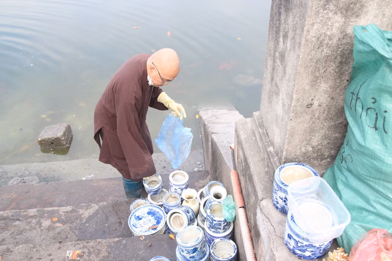 Sư thầy Tịnh Giác thu gom bát hương, túi nilon tại khu vực đường Thanh Niên. Sư thầy Tịnh Giác thu gom bát hương, túi nilon tại khu vực đường Thanh Niên.