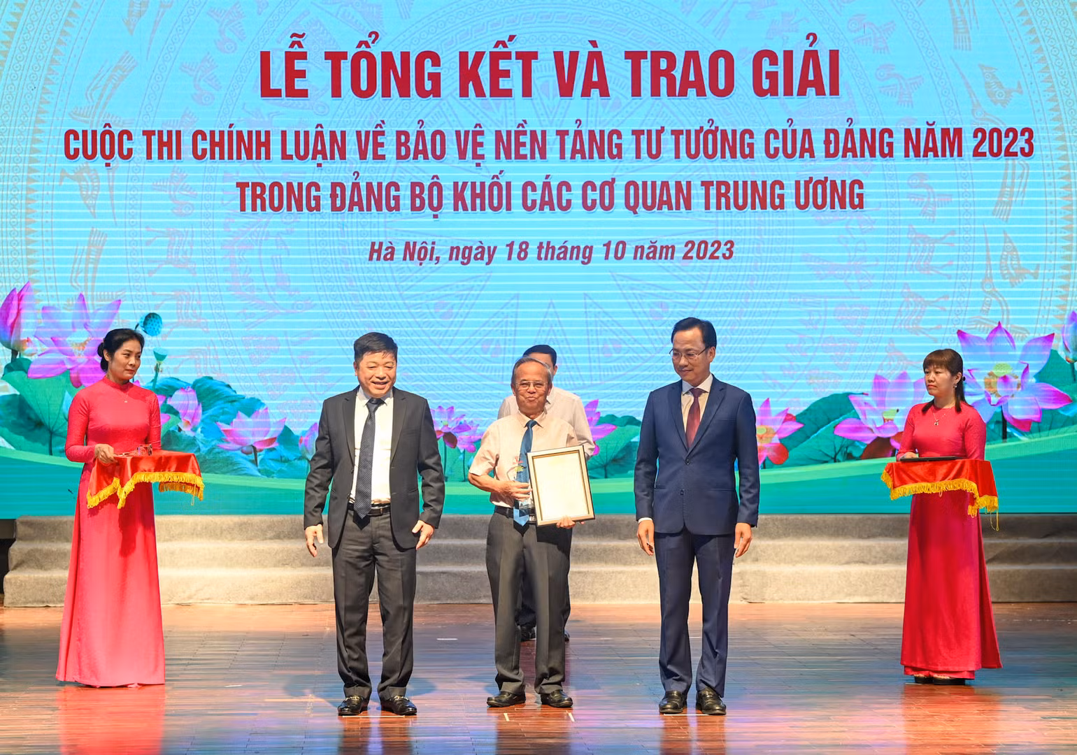 Phó Bí thư Thường trực Đảng ủy Khối các cơ quan Trung ương Lại Xuân Lâm và Phó Tổng Biên tập Báo Nhân Dân Quế Đình Nguyên trao thưởng cho tác giả có “Tác phẩm có tính lý luận, nghiên cứu chuyên sâu”. (Ảnh: DUY LINH)