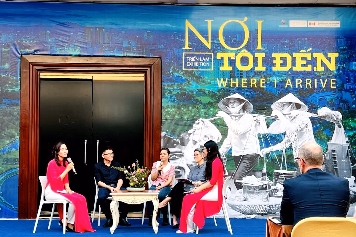Ba khách mời chia sẻ tại triển lãm: (từ trái sang) ông Lê Quang Bình, chị Lê Thị Hoa và Phó Giáo sư Denielle Labbé.