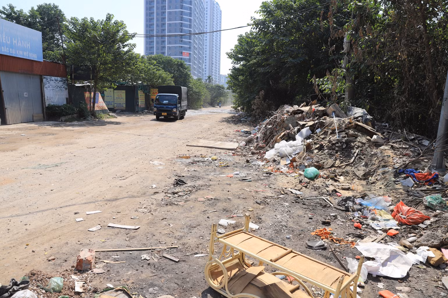 Rác thải sinh hoạt bị vứt bừa bãi tại Hà Nội. Việc thiếu phân loại từ nguồn đã khiến cho việc tái chế, tái sử dụng rác gặp rất nhiều khó khăn. (Ảnh: Sơn Bách)