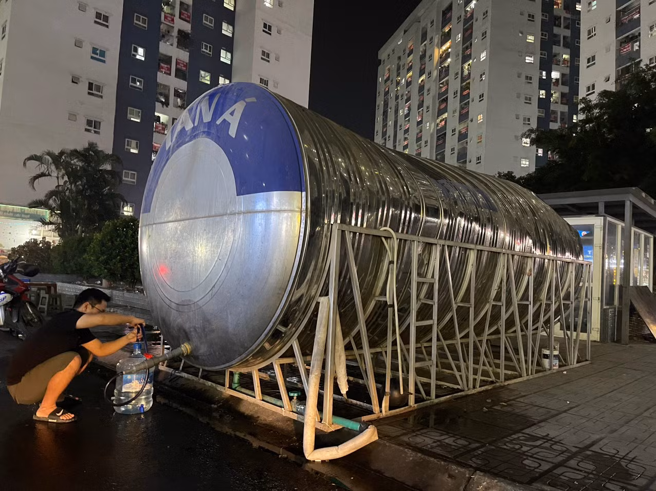Để khắc phục mất nước cục bộ, chủ đầu tư và công ty nước sạch, chi nhánh đưa về 2 téc lớn 20m3 tại 2 cụm HH01 và HH02 và 5 bồn mỗi bồn khoảng 5m3 đặt ở những nơi thiếu nước. Để khắc phục mất nước cục bộ, chủ đầu tư và công ty nước sạch, chi nhánh đưa về 2 téc lớn 20m3 tại 2 cụm HH01 và HH02 và 5 bồn mỗi bồn khoảng 5m3 đặt ở những nơi thiếu nước.