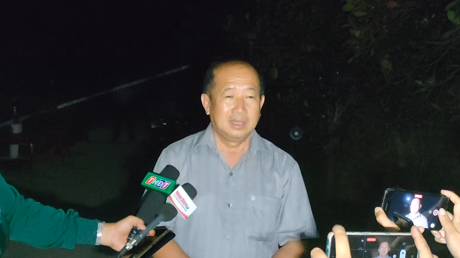 Phó Chủ tịch Ủy ban nhân dân tỉnh Đồng Tháp Đoàn Tấn Bửu trả lời báo chí tại hiện trường ngày 19/1. Phó Chủ tịch Ủy ban nhân dân tỉnh Đồng Tháp Đoàn Tấn Bửu trả lời báo chí tại hiện trường ngày 19/1.