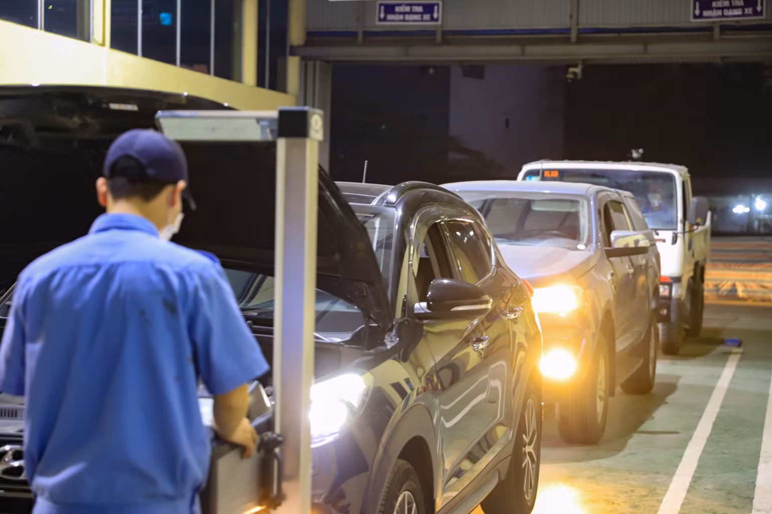 Với công suất phục vụ 160 xe trên 2 dây chuyền kiểm định, Trung tâm đăng kiểm 2927D vẫn rơi vào tình trạng quá tải, phải làm tăng giờ đến tối muộn. Với công suất phục vụ 160 xe trên 2 dây chuyền kiểm định, Trung tâm đăng kiểm 2927D vẫn rơi vào tình trạng quá tải, phải làm tăng giờ đến tối muộn.