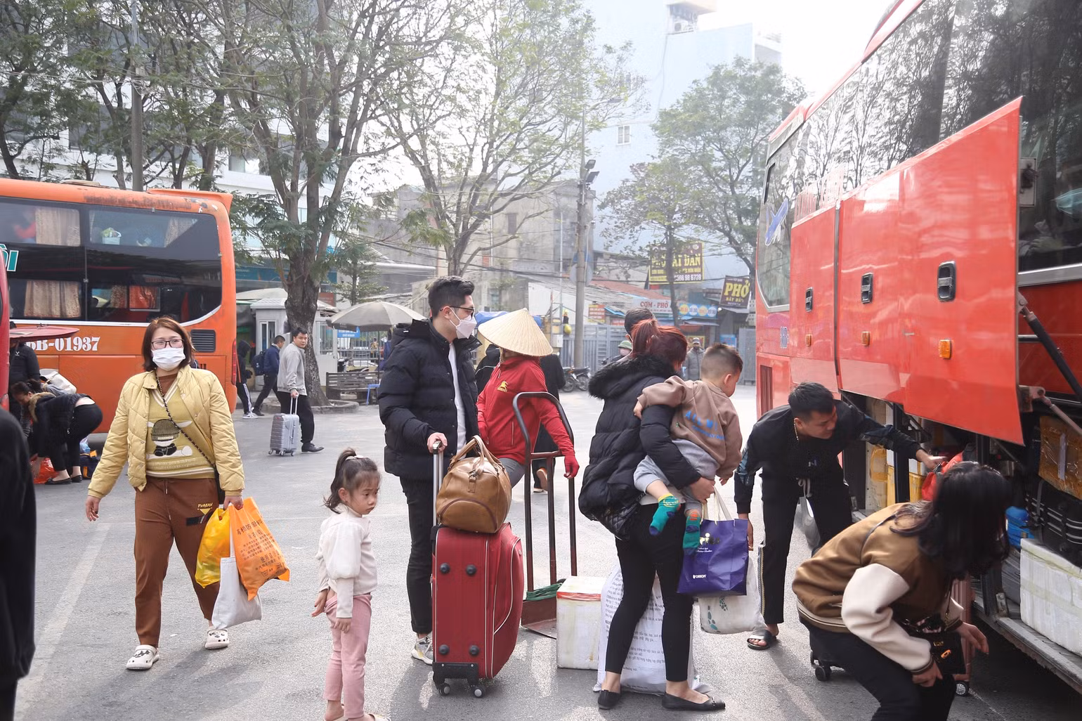 Tại bến xe Giáp Bát, theo ghi nhận của phóng viên, cảnh chen chúc, quá tải không xảy ra.