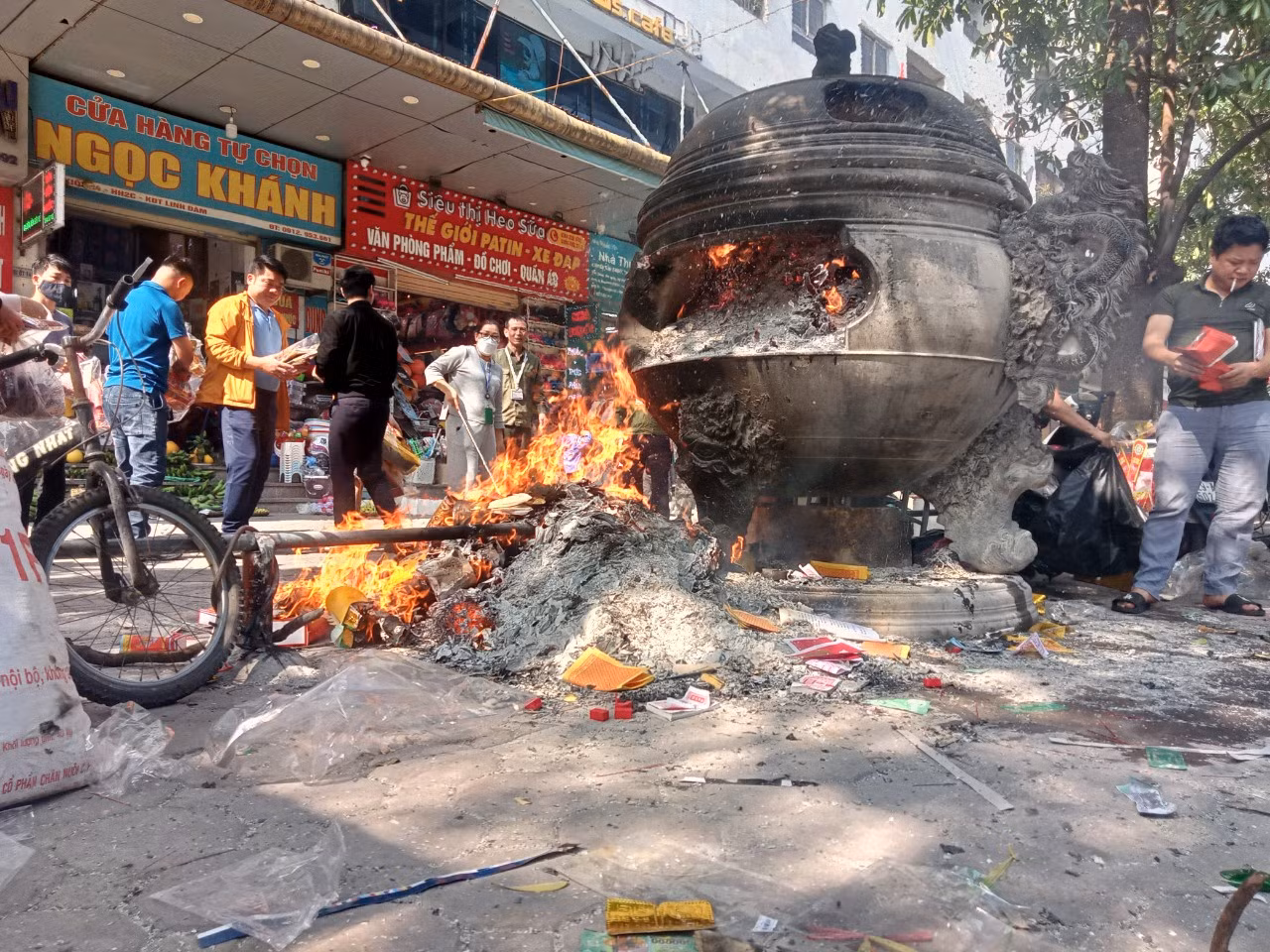 Đốt vàng mã tràn ra cả vỉa hè, khói lửa nghi ngút. Đốt vàng mã tràn ra cả vỉa hè, khói lửa nghi ngút.