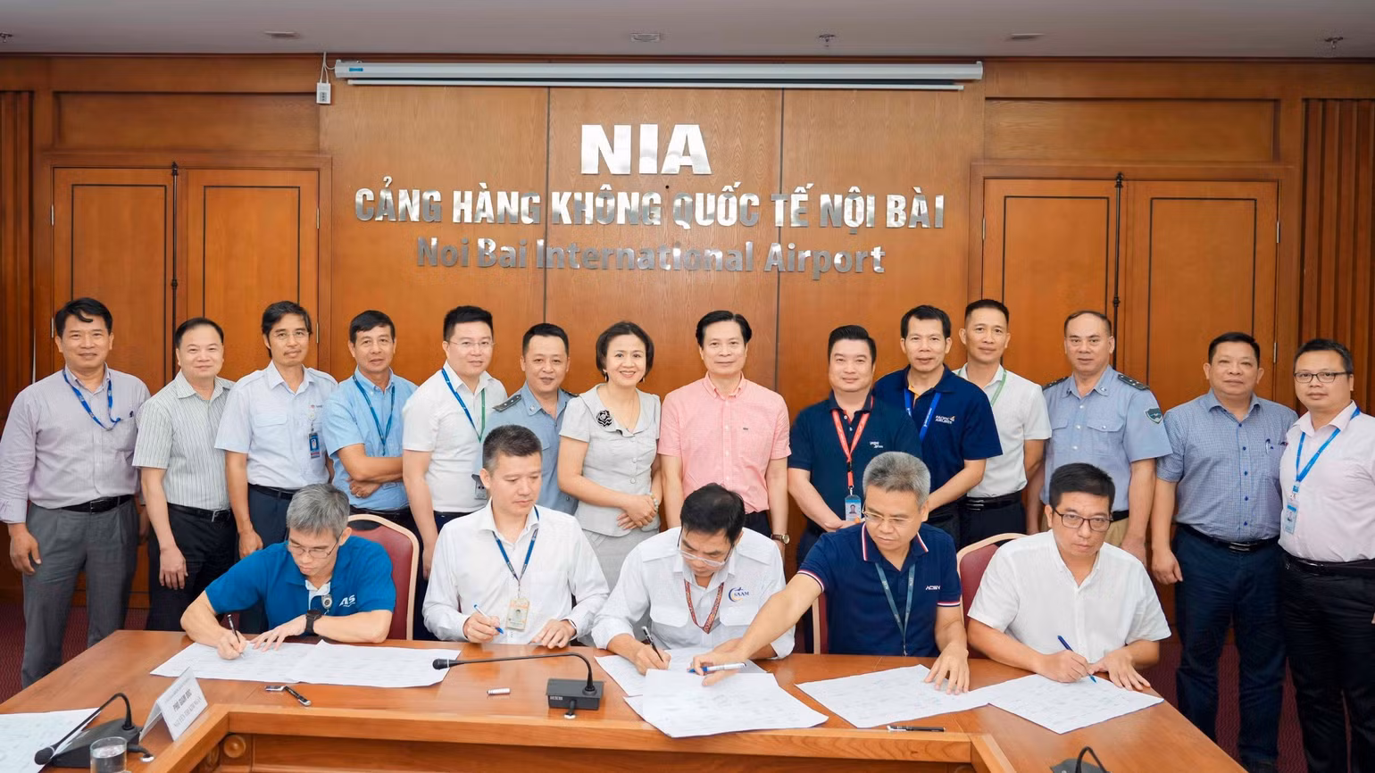 Các đơn vị ký cam kết “Thực hiện các giải pháp kiểm soát FOD tại Cảng HKQT Nội Bài Các đơn vị ký cam kết “Thực hiện các giải pháp kiểm soát FOD tại Cảng HKQT Nội Bài