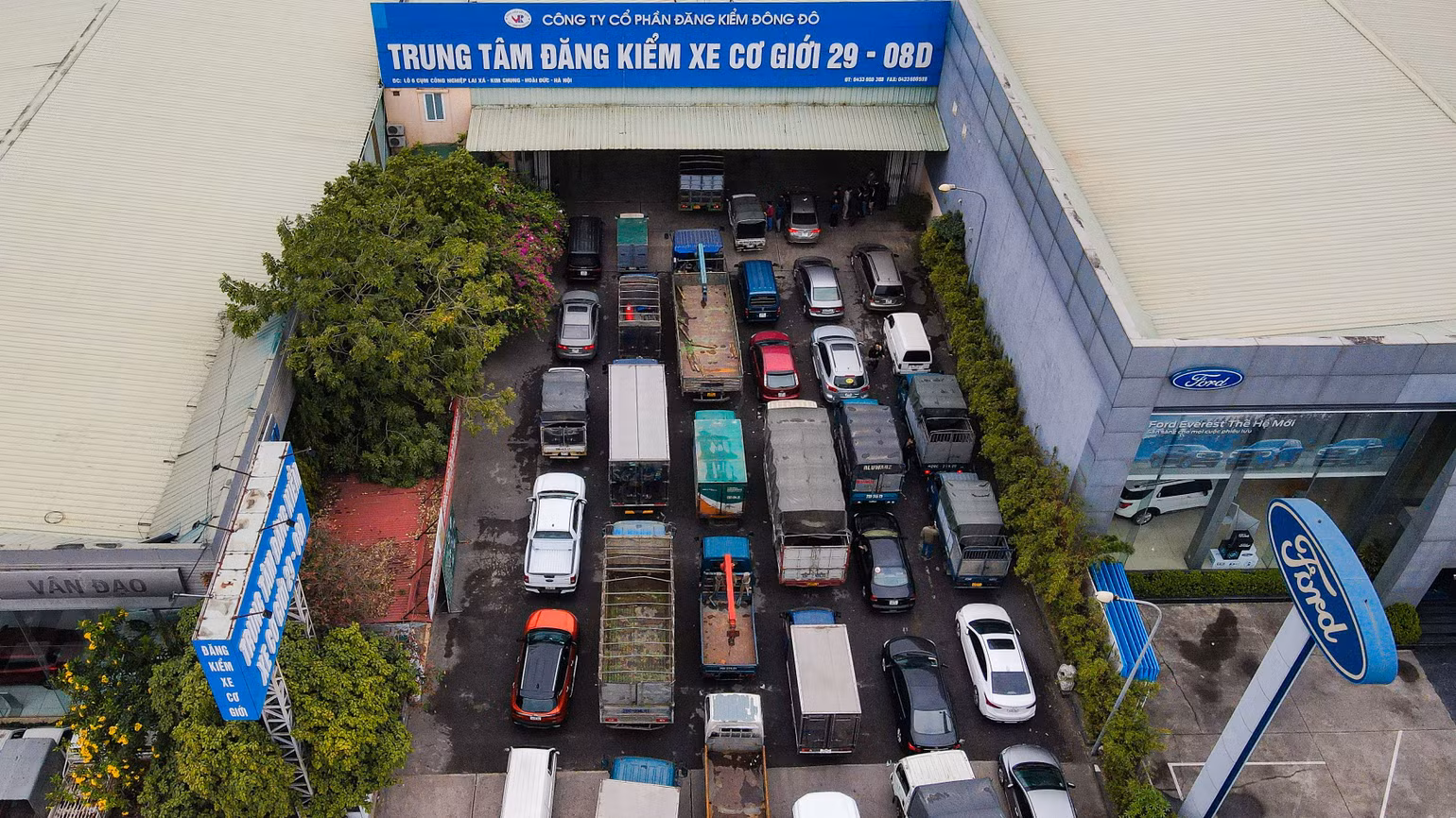 Nhiều chủ phương tiện như anh Tuấn, anh Vinh đã phải tìm trạm đăng kiểm khác khi sắp tới lượt khi Trung tâm 29-08D bất ngờ dừng hoạt động vào sáng nay, 13/3.