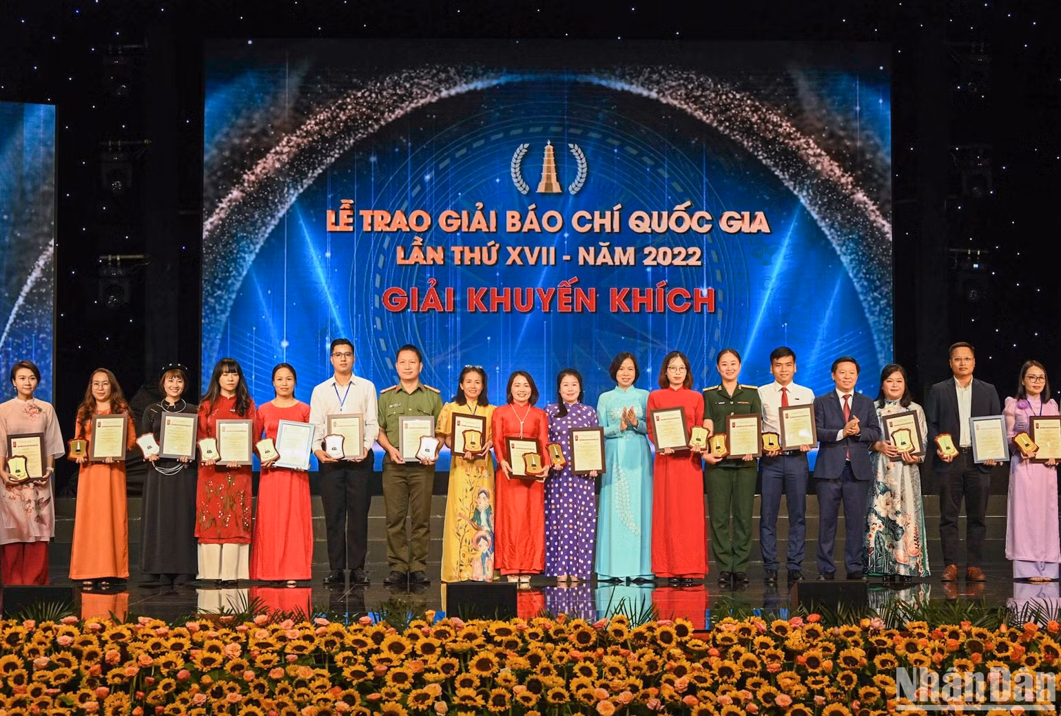 Trao giải Khuyến khích cho các tác giả, đại diện nhóm tác giả đoạt giải. (Ảnh: DUY LINH) Trao giải Khuyến khích cho các tác giả, đại diện nhóm tác giả đoạt giải. (Ảnh: DUY LINH)
