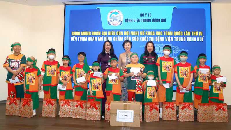 Chương trình đã trao tặng 45 phần quà cho các nữ bệnh nhân và 15 bệnh nhi ung thư có hoàn cảnh khó khăn.