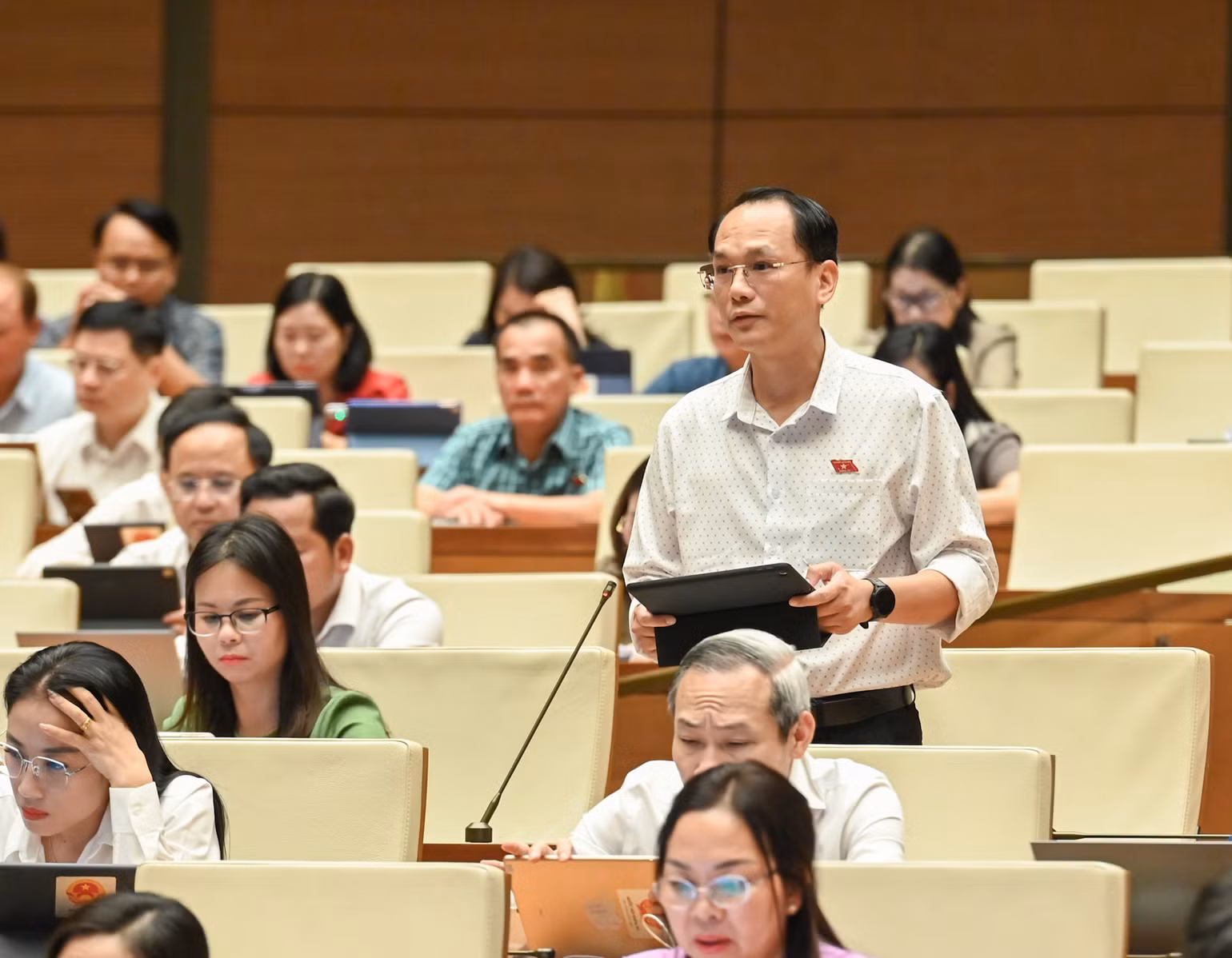 Đại biểu Quốc hội tỉnh Lạng Sơn phát biểu thảo luận về dự án một luật sửa 7 luật chiều 23/5. (Ảnh: BÙI GIANG) Đại biểu Quốc hội tỉnh Lạng Sơn phát biểu thảo luận về dự án một luật sửa 7 luật chiều 23/5. (Ảnh: BÙI GIANG)