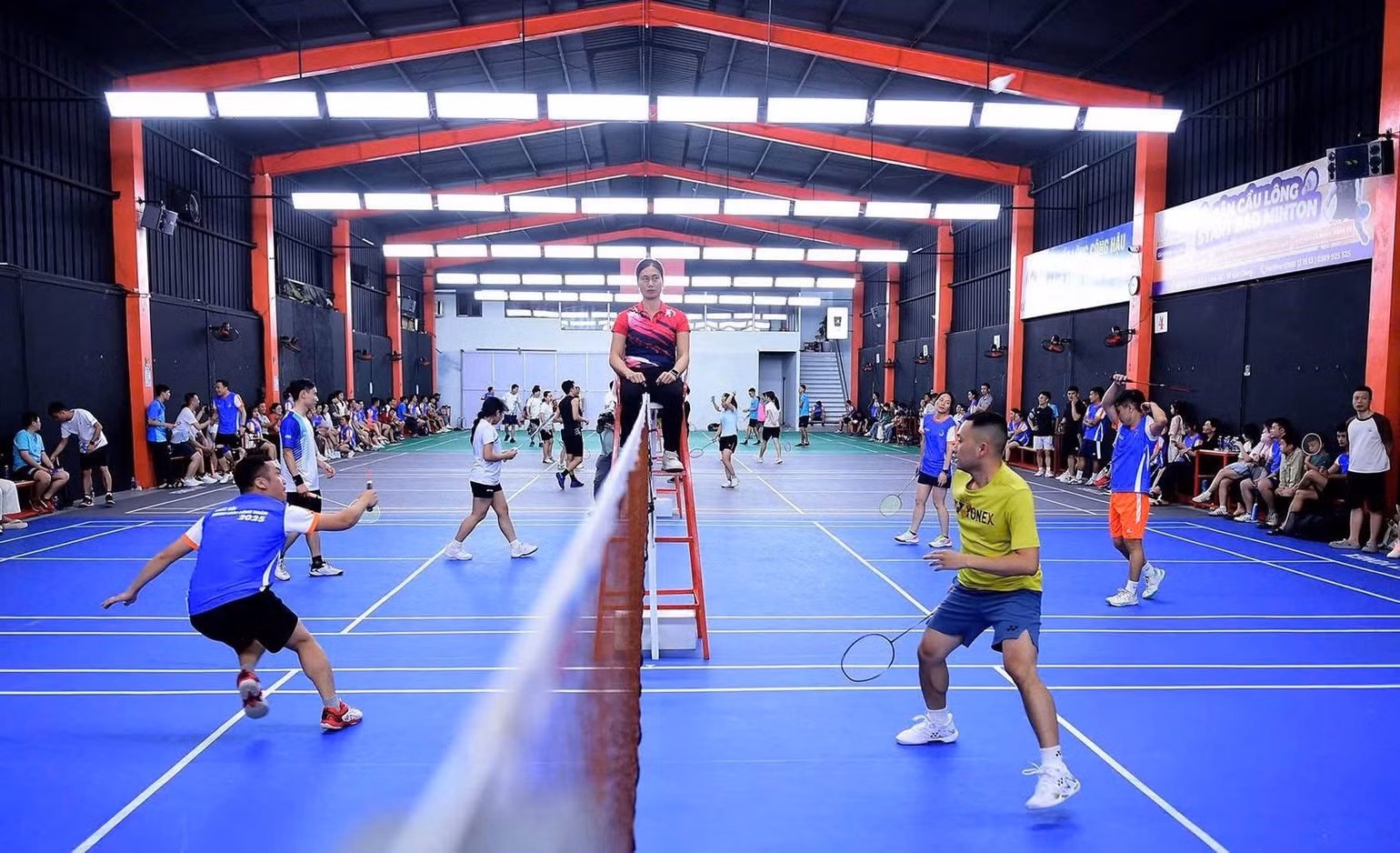 Các vận động viên là thanh niên công nhân sôi nổi tranh tài trên sân cầu lông trong khuôn khổ Ngày hội. Các vận động viên là thanh niên công nhân sôi nổi tranh tài trên sân cầu lông trong khuôn khổ Ngày hội.
