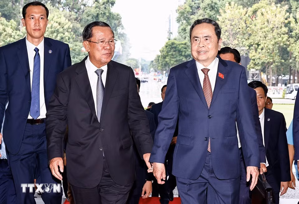 Chủ tịch Quốc hội Trần Thanh Mẫn đón Chủ tịch Đảng Nhân dân Campuchia Hun Sen dự Lễ kỷ niệm 50 năm Ngày Giải phóng miền nam, thống nhất đất nước. (Ảnh: Doãn Tấn/TTXVN)