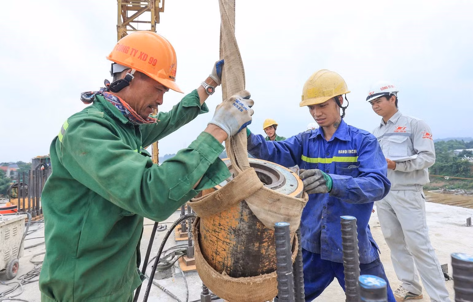 Công nhân tiến hành lắp đặt các thiết bị của giàn đúc hẫng cầu Phong Châu.