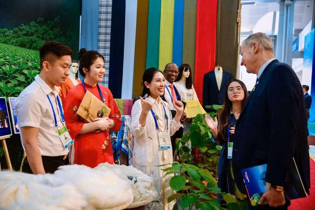 Các sản phẩm từ sợi gai làm nguyên liệu cho ngành dệt may được giới thiệu tại Hội nghị Thượng đỉnh Diễn đàn Đối tác vì tăng trưởng xanh và mục tiêu toàn cầu 2030 (P4G) lần thứ tư.