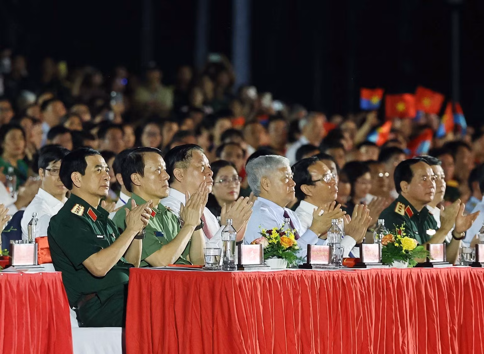 Các lãnh đạo Đảng, Nhà nước dự chương trình nghệ thuật. (Ảnh: THỐNG NHẤT/TTXVN) Các lãnh đạo Đảng, Nhà nước dự chương trình nghệ thuật. (Ảnh: THỐNG NHẤT/TTXVN)