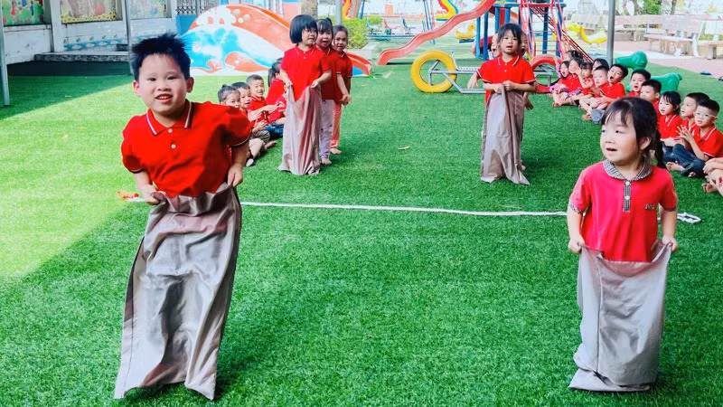 Môn giáo dục thể chất trong trường học hiện nay vẫn chưa thật sự được quan tâm đúng mức, thể hiện khá rõ từ việc thiếu cơ sở vật chất, sân chơi đến bố trí giờ học thể chất Môn giáo dục thể chất trong trường học hiện nay vẫn chưa thật sự được quan tâm đúng mức, thể hiện khá rõ từ việc thiếu cơ sở vật chất, sân chơi đến bố trí giờ học thể chất