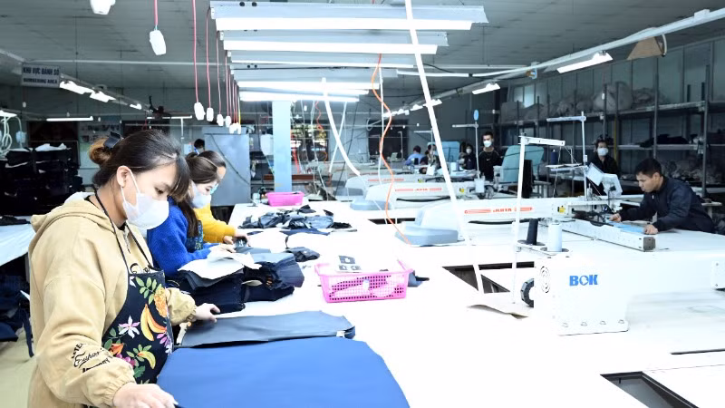 Mức thuế áp cao hơn từ 10-20% so các đối thủ sẽ làm giảm mạnh khả năng cạnh tranh của hàng hóa Việt Nam tại thị trường Mỹ, gây khó khăn cho hàng loạt doanh nghiệp, nhất là các nhà đầu tư nước ngoài lớn tại Việt Nam.
