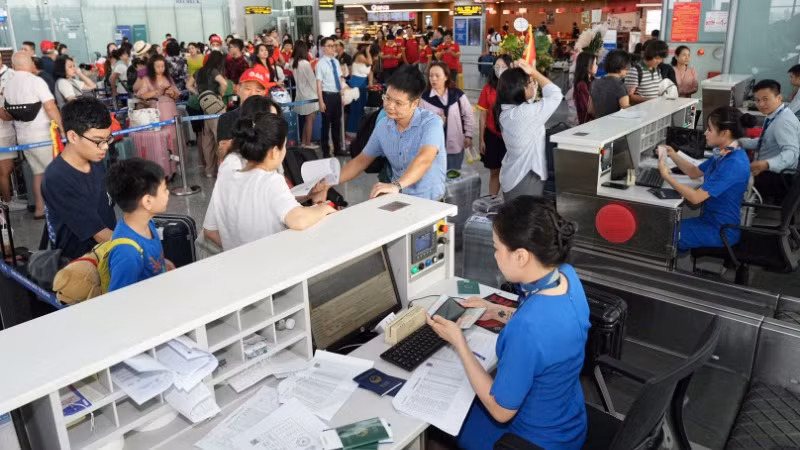 Cục Hàng không Việt Nam đã yêu cầu các hãng tăng cường khai thác khung giờ thấp điểm và ban đêm, nhằm giảm áp lực giờ cao điểm, đáp ứng nhu cầu tăng cao của người dân. Cục Hàng không Việt Nam đã yêu cầu các hãng tăng cường khai thác khung giờ thấp điểm và ban đêm, nhằm giảm áp lực giờ cao điểm, đáp ứng nhu cầu tăng cao của người dân.