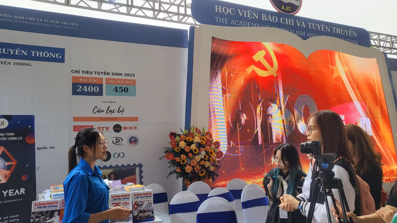 Học viện Báo chí và Tuyên truyền còn tổ chức các lớp tác nghiệp trực tiếp cho sinh viên tại Hội Báo. Nhóm sinh viên của Câu lạc bộ truyền hình sinh viên (STV)/Học viện Báo chí và Tuyên truyền đang ghi lại những khoảnh khắc, sự kiện đáng nhớ tại Hội Báo, dựng tin và cập nhật liên tục trên fanpage STV.