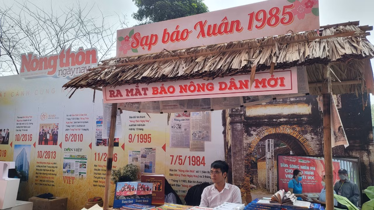 Gian trưng bày của Báo Nông thôn ngày nay mang đến hình ảnh bình dị của nông thôn Việt Nam với cổng làng, tường gạch... Chị Yến - Báo Nông thôn ngày nay cho biết, sạp báo Xuân 1985 - năm ra đời Báo Nông dân mới - tiền thân của Báo Nông thôn ngày nay được tái hiện tại Hội Báo. Gian trưng bày nhỏ nhưng đã khái quát được lịch sử vẻ vang của tờ báo.