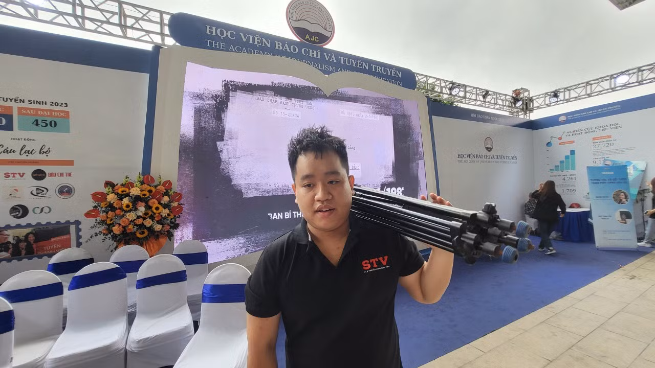 Nguyễn Tùng Lâm, sinh viên năm thứ 2, Khoa Phát thanh và Truyền hình Học viện Báo chí và Tuyên truyền cho biết, các thành viên câu lạc bộ được chia thành 4 ê-kíp: Giải trí, Truyền thông, Tin tức và Quay phim. Nhóm quay phim sẽ phối hợp với các nhóm Tin tức và Truyền thông để sản xuất nội dung giống như một nhà đài thu nhỏ. Hội Báo năm nay có rất nhiều sự kiện và hoạt động phong phú, là cơ hội để các em trau dồi nghiệp vụ và học hỏi kỹ năng làm báo phục vụ nghề nghiệp tương lai.
