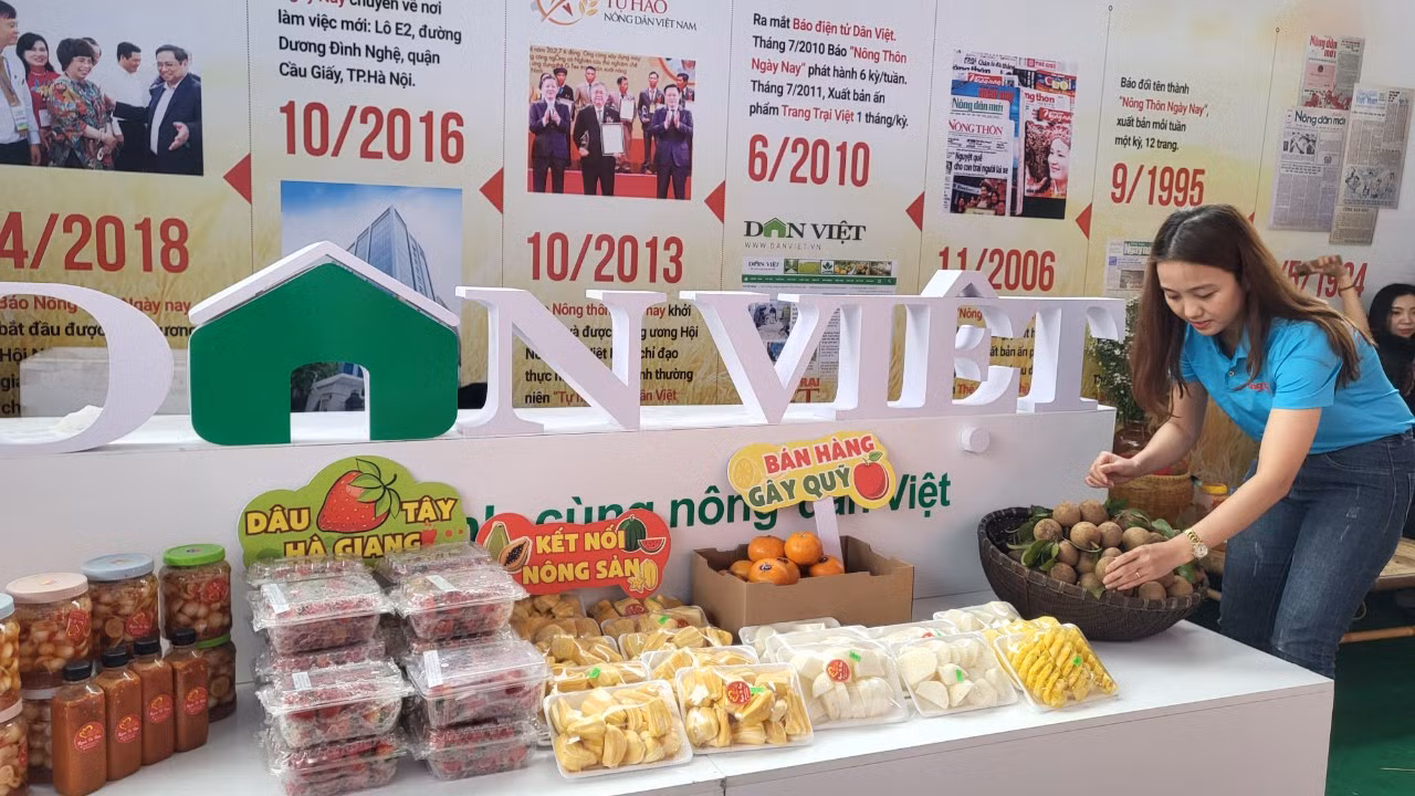 Một điểm đặc biệt là các phóng viên, biên tập viên Báo Nông thôn ngày nay còn tổ chức gian hàng để bán nông sản ủng hộ bà con nông dân, gây quỹ làm từ thiện.