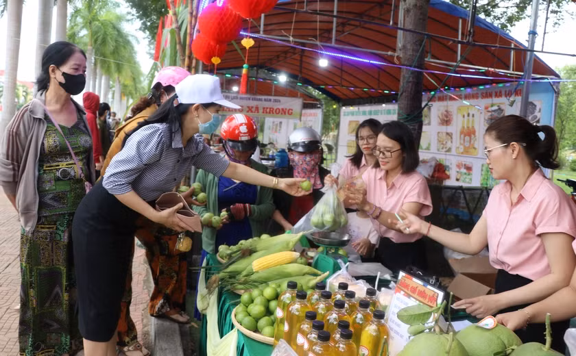 Du khách tham quan, mua sắm tại hội chợ. Du khách tham quan, mua sắm tại hội chợ.