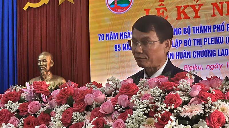 Bí thư Thành ủy Pleiku đọc diễn văn tại lễ kỷ niệm