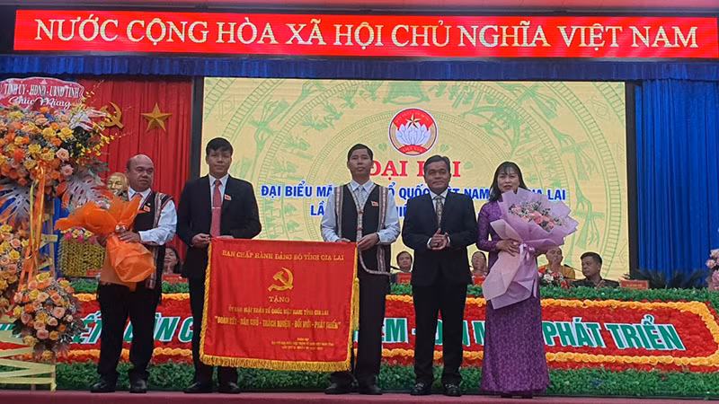 Tỉnh ủy Gia Lai tặng Ủy ban Mặt trận Tổ quốc bức trướng “Đoàn kết - Dân chủ - Trách nhiệm - Đổi mới - Phát triển”