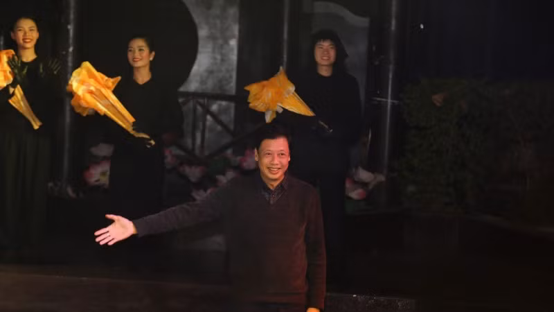 Nghệ sĩ nhân dân Nguyễn Tiến Dũng, Giám đốc Nhà hát Múa rối Việt Nam chia sẻ về vở diễn. Nghệ sĩ nhân dân Nguyễn Tiến Dũng, Giám đốc Nhà hát Múa rối Việt Nam chia sẻ về vở diễn.