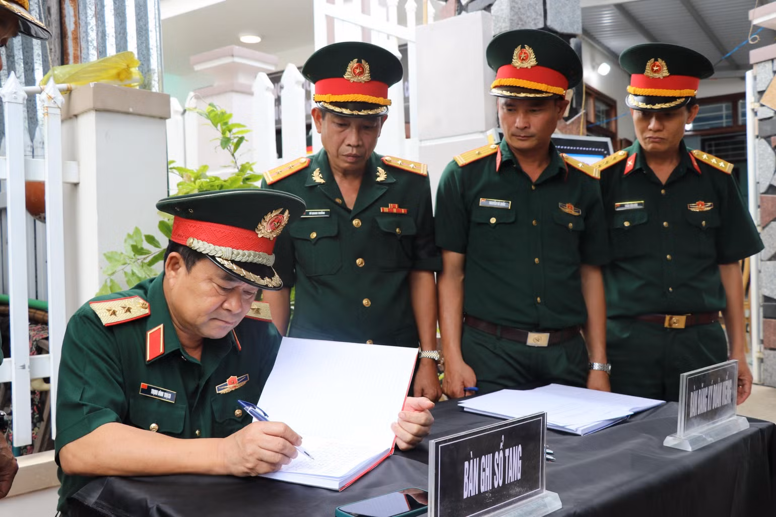 Trung tướng Trịnh Đình Thạch, Bí thư Đảng ủy, Chính ủy Quân Khu 5 thừa ủy quyền Bộ trưởng Bộ Quốc phòng đã trao quyết định truy thăng quân hàm trước thời hạn cho đồng chí Trương Hồng Kỳ và ghi vào sổ tang. Trung tướng Trịnh Đình Thạch, Bí thư Đảng ủy, Chính ủy Quân Khu 5 thừa ủy quyền Bộ trưởng Bộ Quốc phòng đã trao quyết định truy thăng quân hàm trước thời hạn cho đồng chí Trương Hồng Kỳ và ghi vào sổ tang.