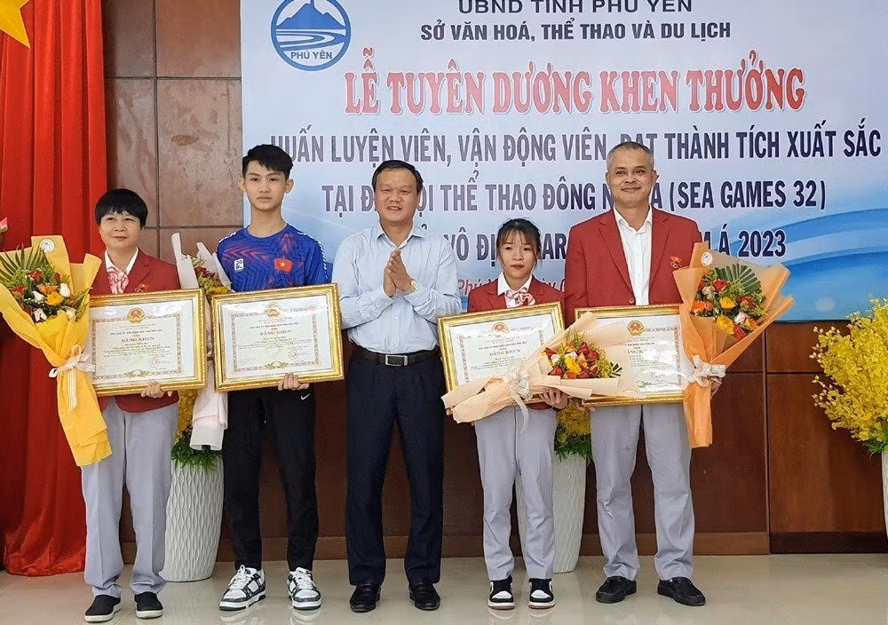 Đồng chí Đào Mỹ, Phó Chủ tịch UBND tỉnh Phú Yên tặng bằng khen cho vận động viên Lê Thị Tuyết, Văn Minh Hiếu và các huấn luyện viên đã có thành tích xuất sắc tại SEA Games 32, Giải vô địch Karate Đông Nam Á 2023.