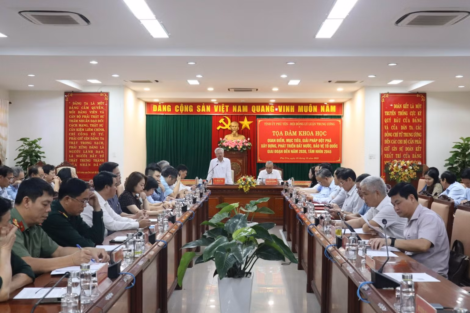 Quang cảnh buổi tọa đàm.