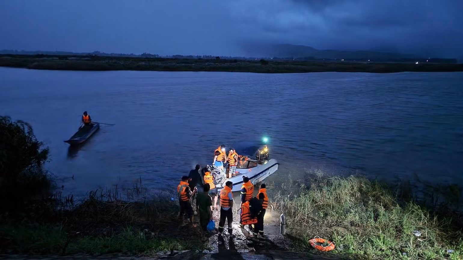 Lực lượng cứu hộ đang nỗ lực tìm kiếm các nạn nhân trên sông Ba. (Ảnh: CTV) Lực lượng cứu hộ đang nỗ lực tìm kiếm các nạn nhân trên sông Ba. (Ảnh: CTV)